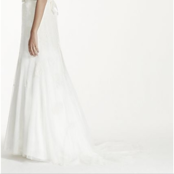 David's Bridal Cap Sleeve Lace Wedding Dress With Keyhole Back - Picture 3 of 6